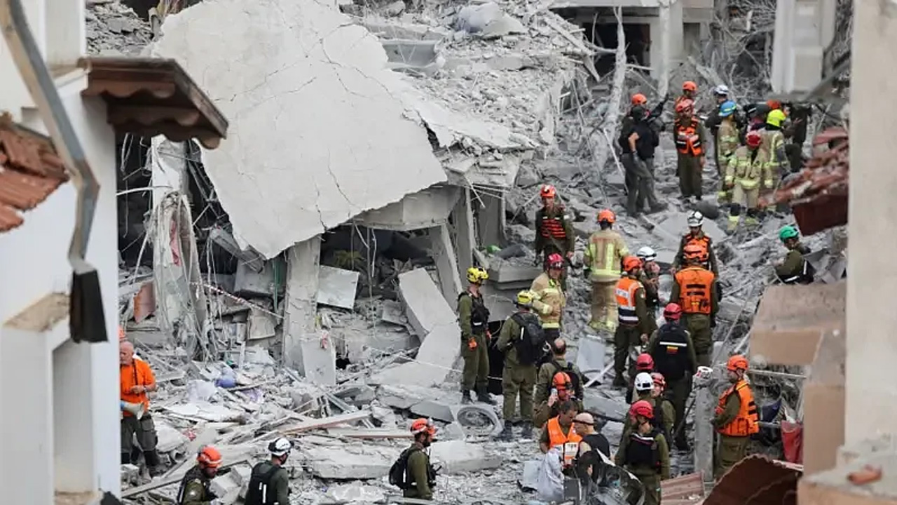 তেল আবিবের কাছে ইরানের হামলায় বিধ্বস্ত একটি ভবনছবি: রয়টার্স