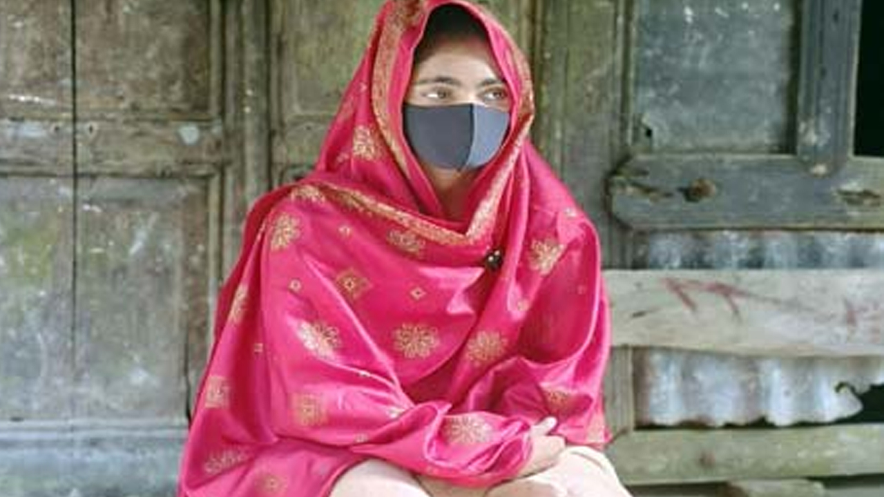 স্ত্রীর স্বীকৃতি পেতে প্রবাসীর বাড়িতে যুবতীর অনশন