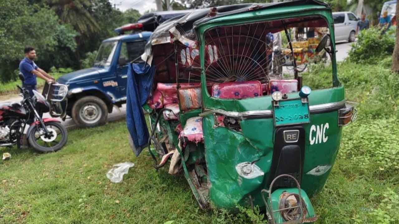 গাজীপুরে বাস-অটোরিকশা সংঘর্ষে মা-ছেলেসহ নিহত ৩