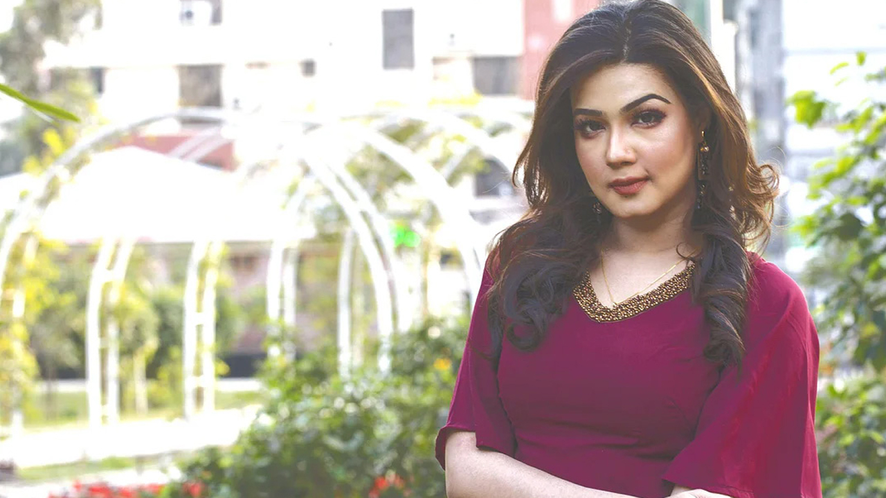 ফেসবুকে স্ট্যাটাস দিয়ে দেশ ছাড়লেন মাহি