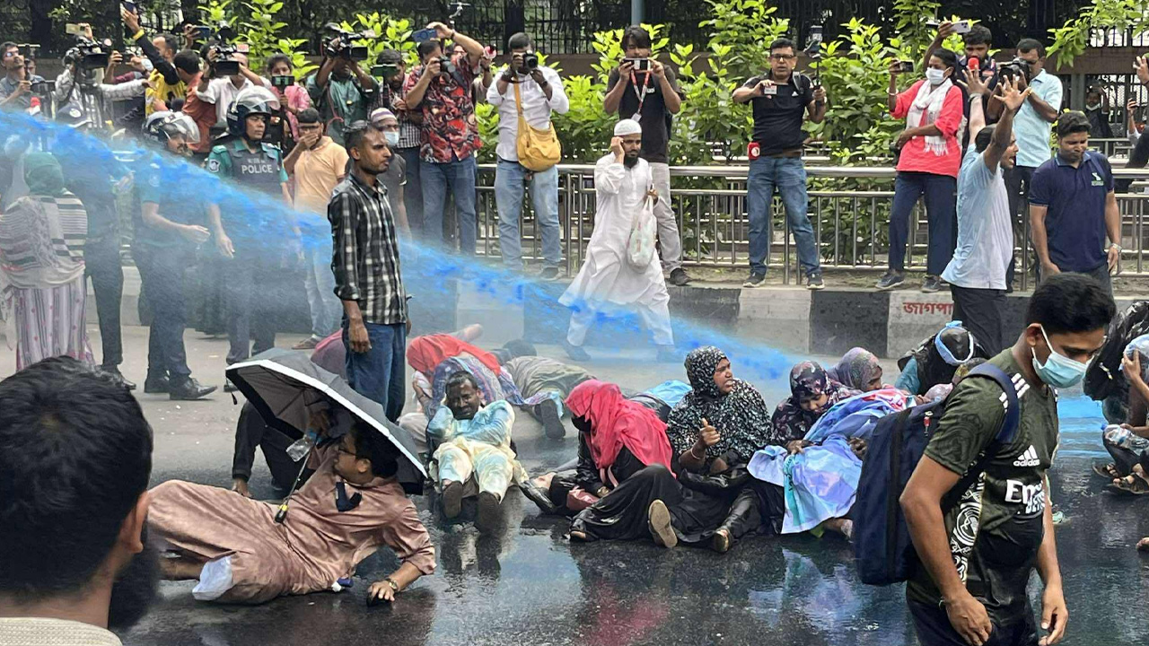 প্রেসক্লাবে আন্দোলনকারীদের ওপর জলকামান-সাউন্ড গ্রেনেড নিক্ষেপ