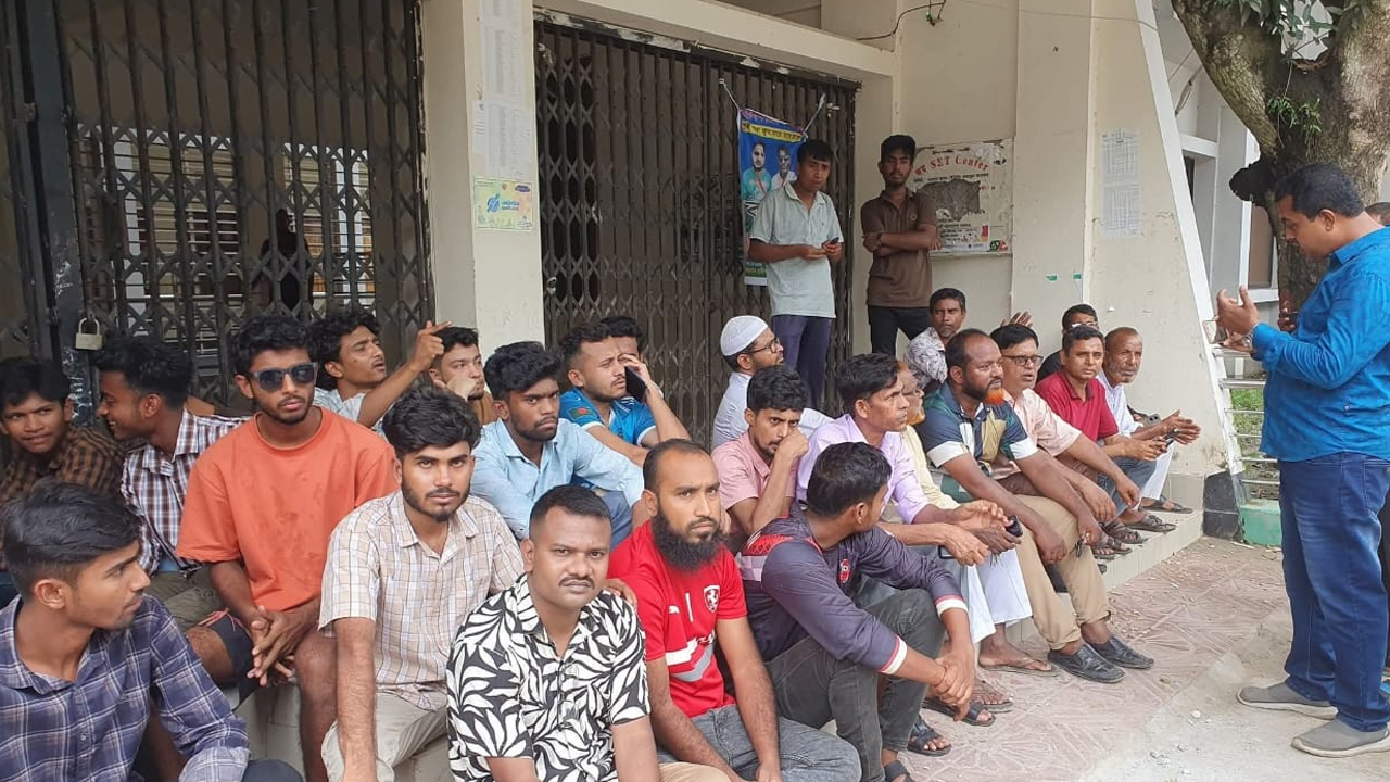 ইপিজেড বাস্তবায়ন দাবিতে ইউএনও অফিসে তালা