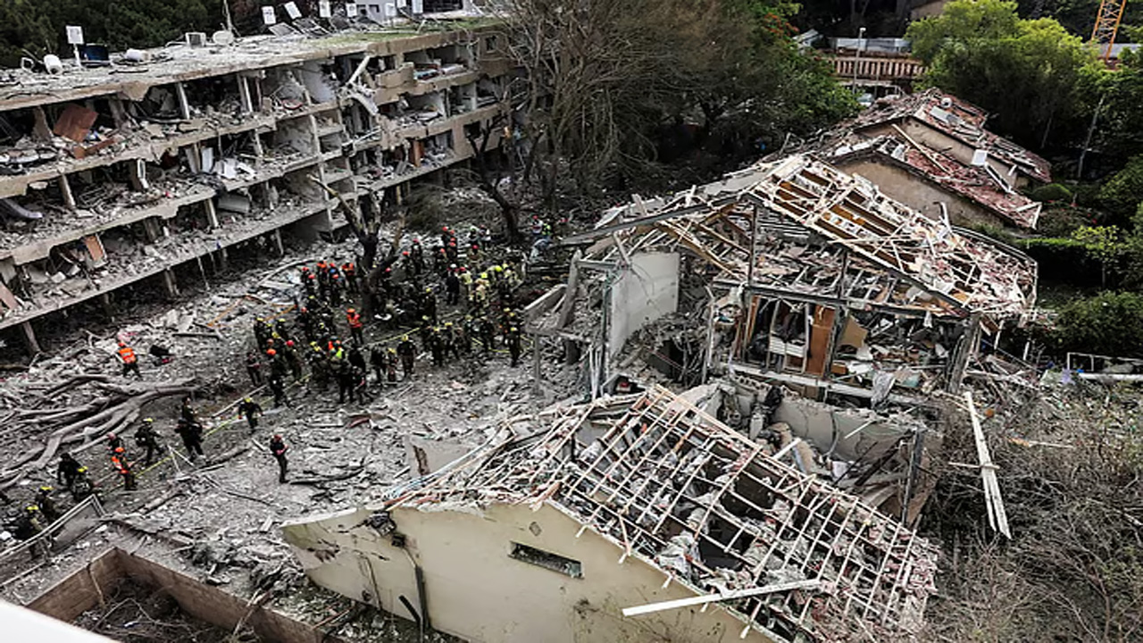 ইরানের পাল্টা হামলায় ধ্বংসস্তূপে রূপ নিয়েছে ইসরায়েলের তেল আবিবের ভবন। সেখানে উদ্ধার তৎপরতা চালাচ্ছেন দেশটির উদ্ধারকর্মী ও নিরাপত্তা বাহিনীর সদস্যরা। ছবি-সংগৃহীত