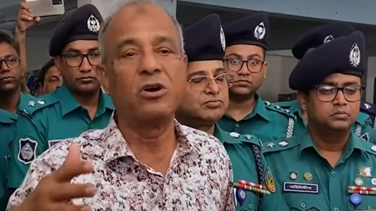 বাংলাদেশে পাচারের জন্যই ফেনসিডিল তৈরি করে ভারত: স্বরাষ্ট্র উপদেষ্টা