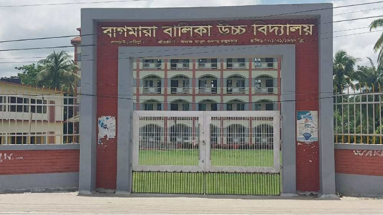 স্মার্টফোন নিয়ে হলে এইচএসসি পরীক্ষার্থী, অতঃপর...