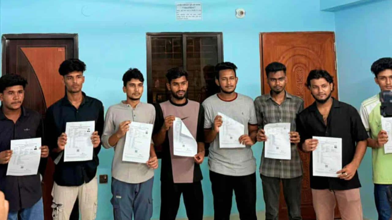 অবশেষে সেই ১২ শিক্ষার্থী প্রবেশপত্র পেল