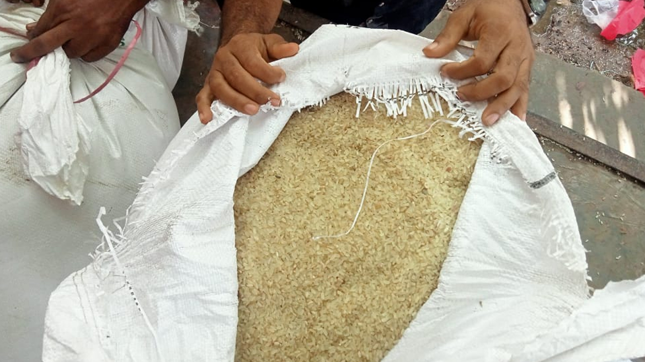 ইন্দুরকানীতে সরকারি খাদ্য গুদাম থেকে পঁচা চাল বিতরণ