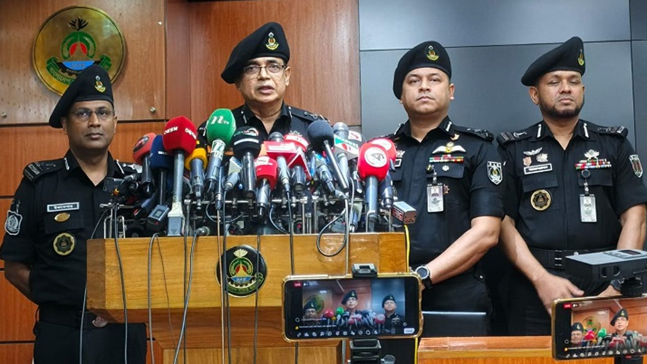 ছেলের পরকীয়া ঠেকাতে মা ফোন করে জানান বিমানে বোমা আছে : র&zwnj;্যাব