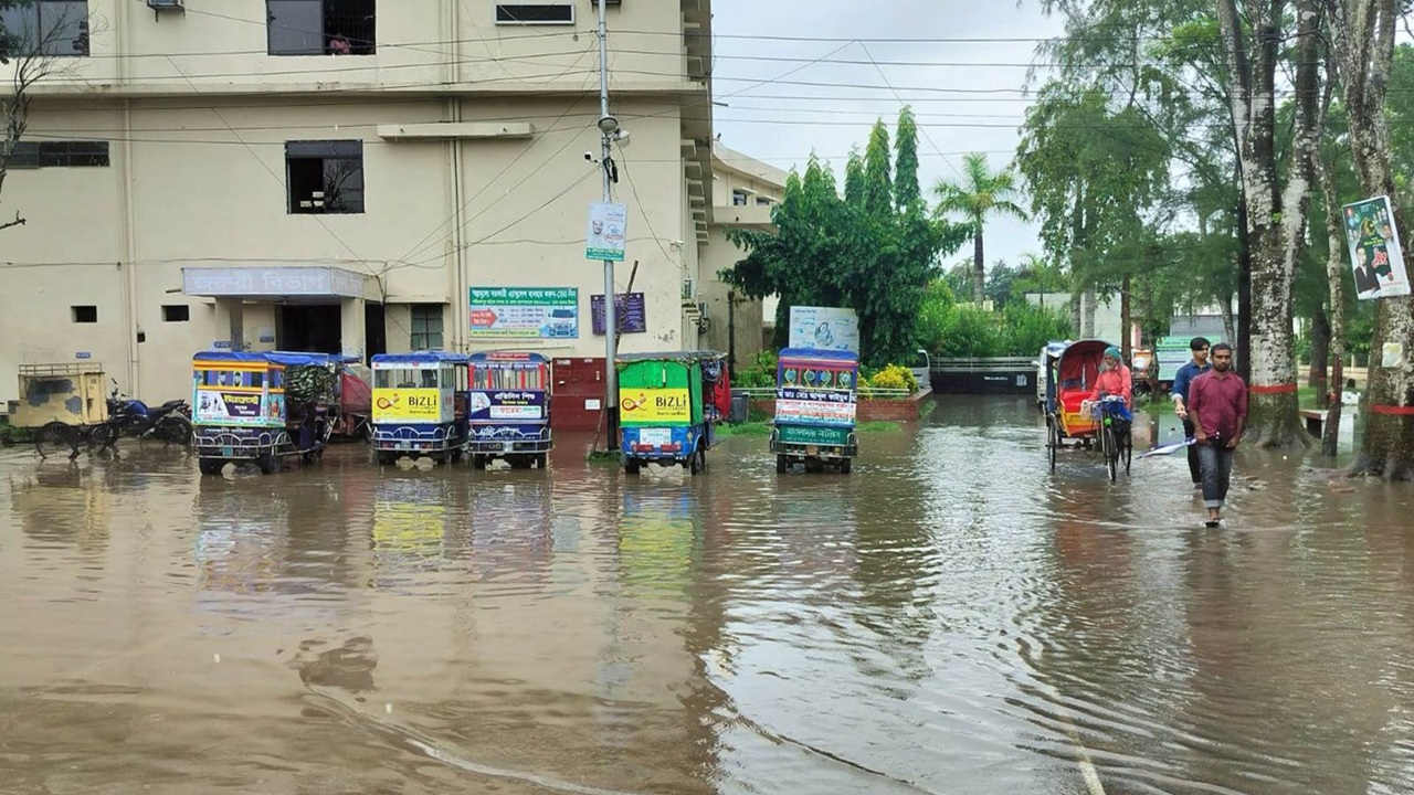 শরীয়তপুরে টানা বৃষ্টি, পানি ঢুকেছে সরকারি অফিসসহ বসত বাড়িতে