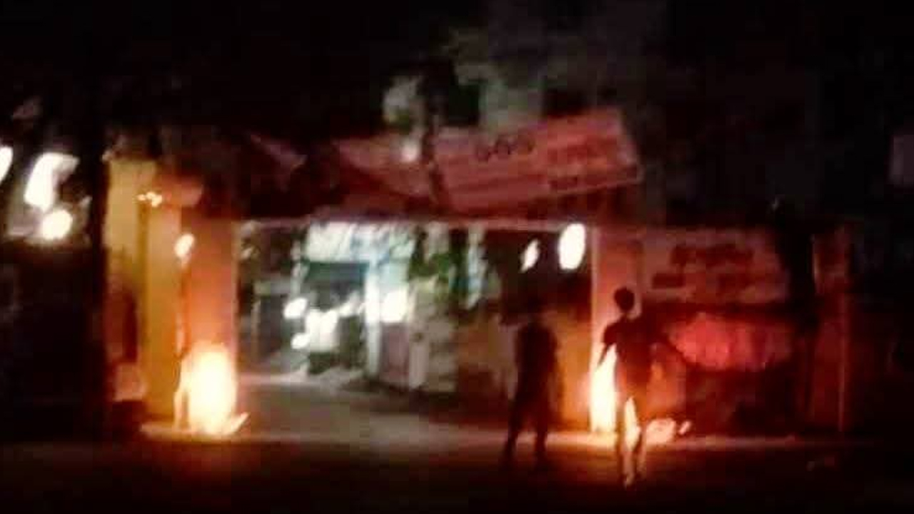 নারায়ণগঞ্জে এনসিপির তোরণে আগুন