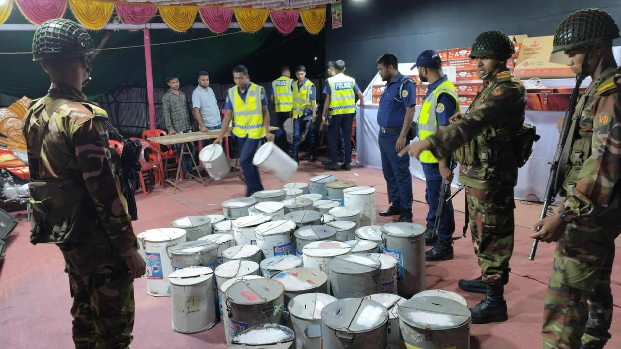 পিরোজপুরে বাণিজ্য মেলায় প্রশাসনের অভিযানে জব্দ ৬৯টি লটারি বক্স