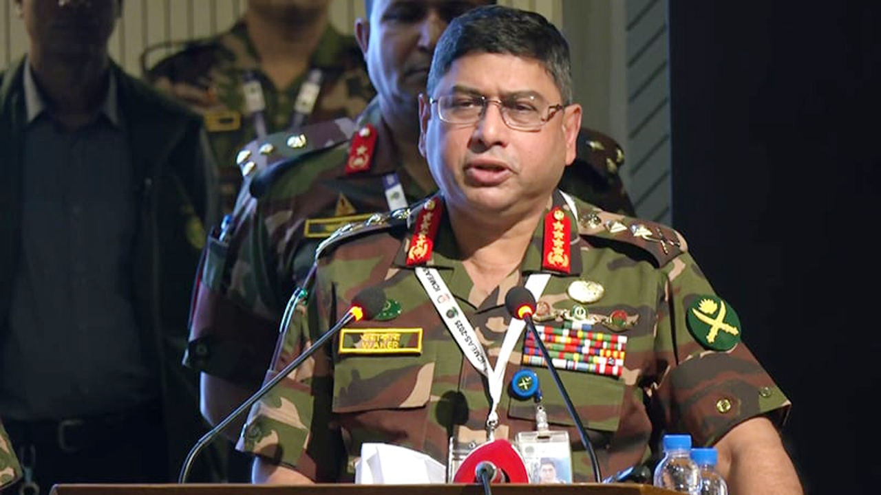 এমআইএসটিতে তৃতীয় আন্তর্জাতিক সম্মেলনের সমাপ্তি অনুষ্ঠানে বক্তব্য দিচ্ছেন সেনাবাহিনীর প্রধান জেনারেল ওয়াকার-উজ-জামান। ছবি: সংগৃহীত