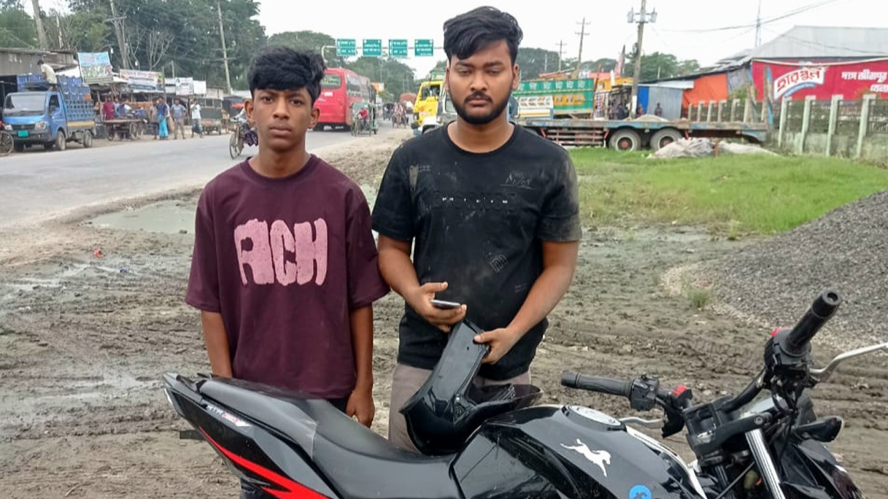 মাদারীপুরে চাইনিজ কুড়ালসহ সেনাবাহিনীর হাতে দুই যুবক আটক