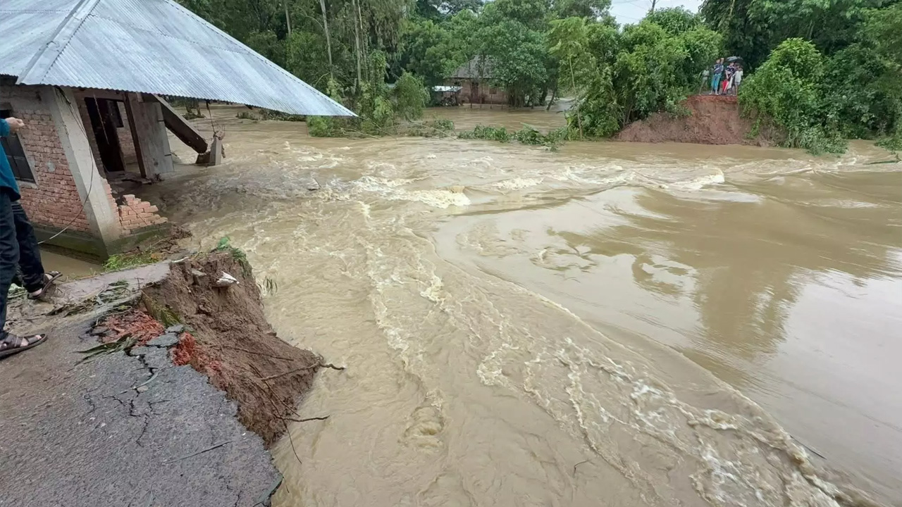 সব হারিয়ে নিঃস্ব ৪৯ পরিবার, ক্ষতিগ্রস্ত ৯১৫ ঘরবাড়ি