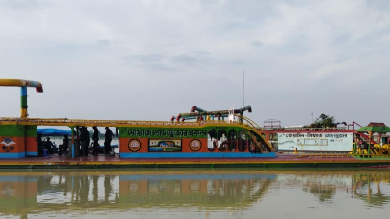 শিবচরের পদ্মায় অবৈধভাবে বালু উত্তোলনে ৫ ড্রেজার জব্দ