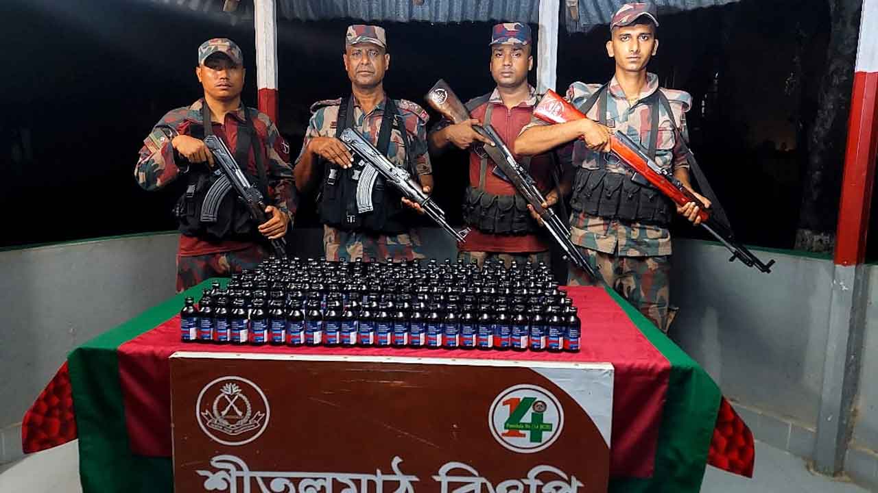 নওগাঁ সীমান্তে ১৭৪ বোতল ফেনসিডিল উদ্ধার