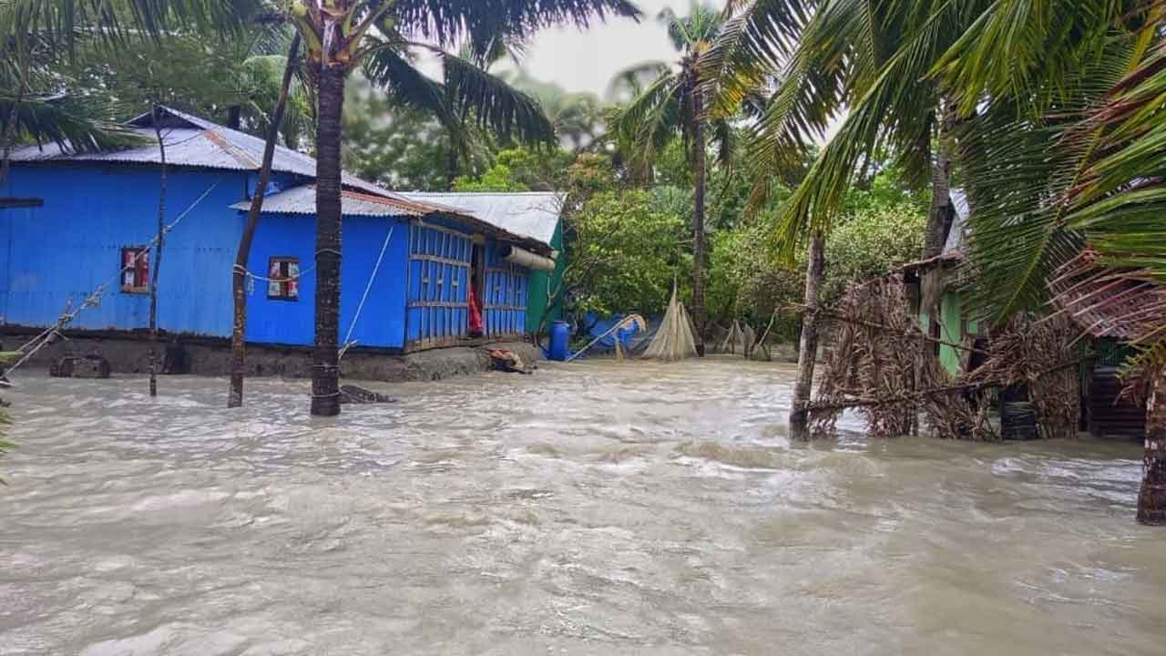 বাঁধ ভেঙে হাতিয়ার নিম্নাঞ্চল প্লাবিত, জনজীবন বিপর্যস্ত