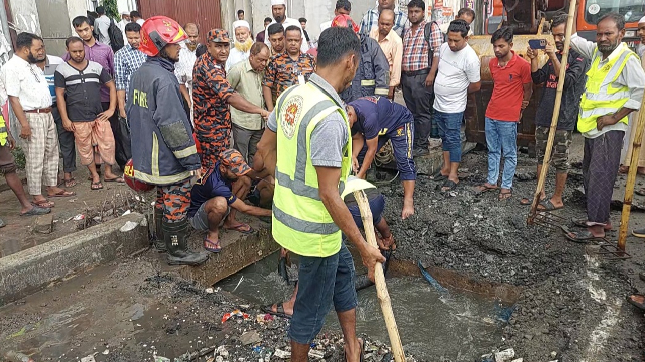 গাজীপুরে ম্যানহোলে পরে নারী নিখোঁজ, উদ্ধারে ফায়ার সার্ভিস