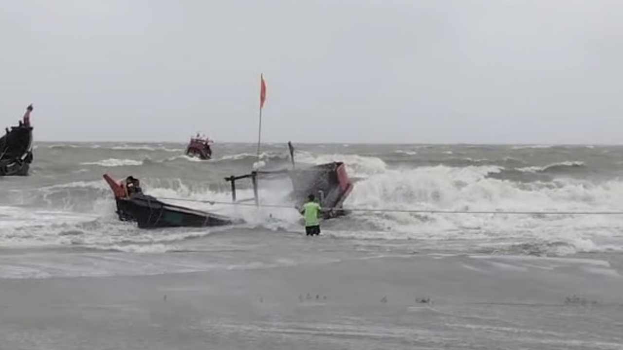 বঙ্গোপসাগরে ১৫ জেলেসহ ট্রলার ডুবি, নিখোঁজ ৬