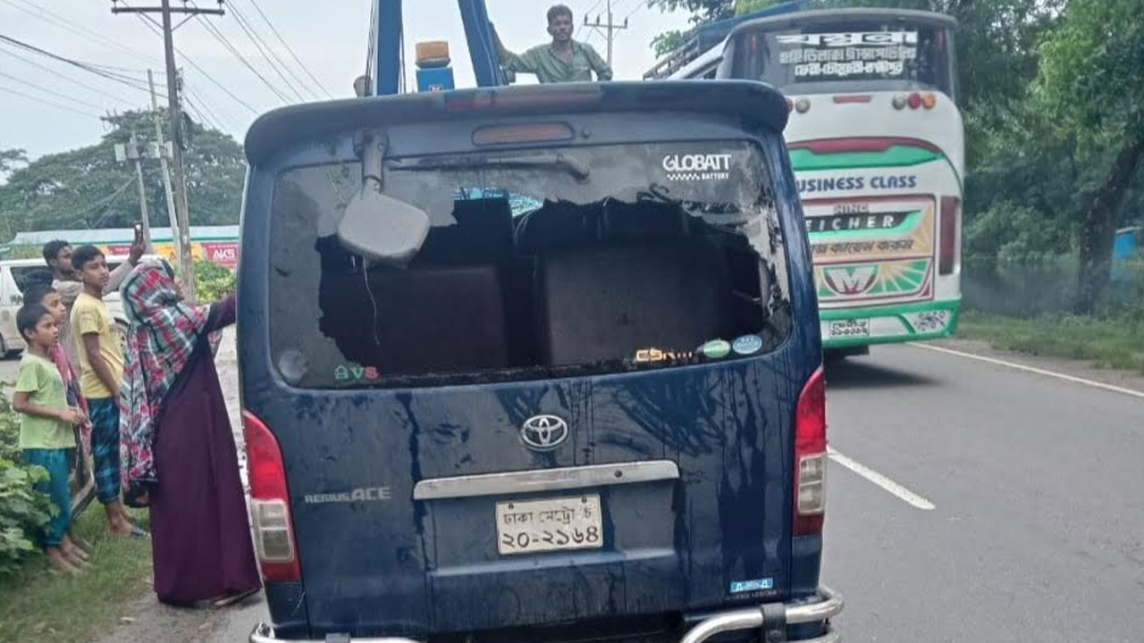 নোয়াখালীতে নিয়ন্ত্রণ হারিয়ে মাইক্রোবাস খালে, নিহত ৭