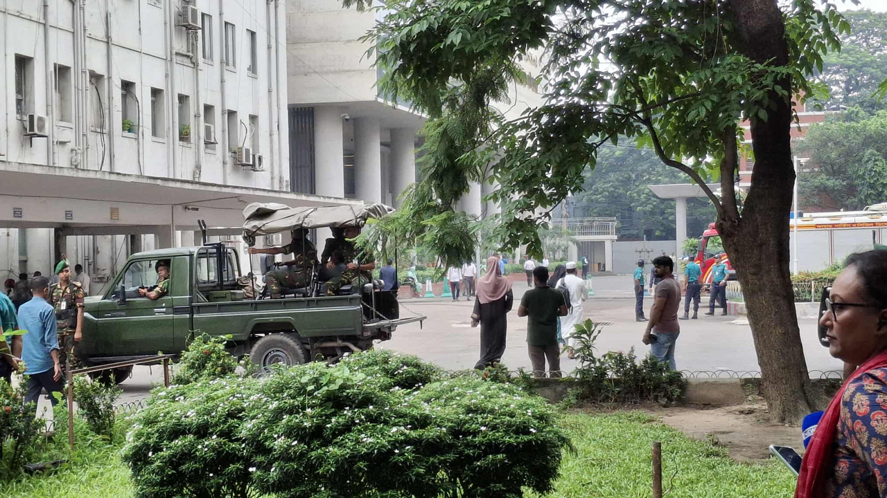 উপদেষ্টা পরিষদের বৈঠকে অংশ নিতে সচিবালয়ে প্রধান উপদেষ্টা
