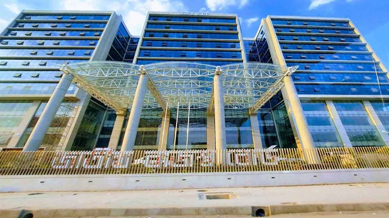 ট্রাফিক সার্জেন্টকে গালিগালাজ করে সাময়িক বরখাস্ত সহকারী কর কমিশনার