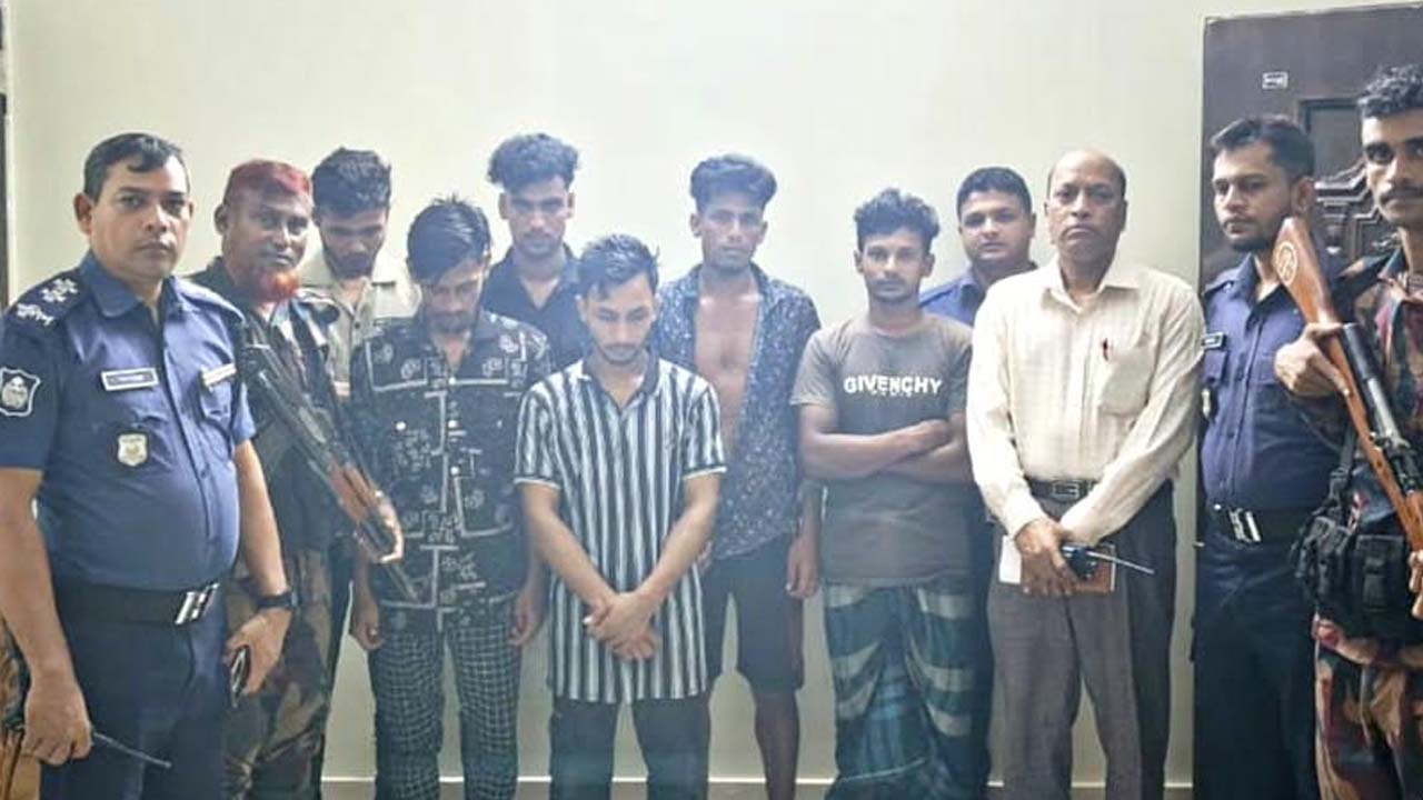 ফেনী সীমান্তে ভারতীয় মদসহ ৬ চোরাকারবারি আটক