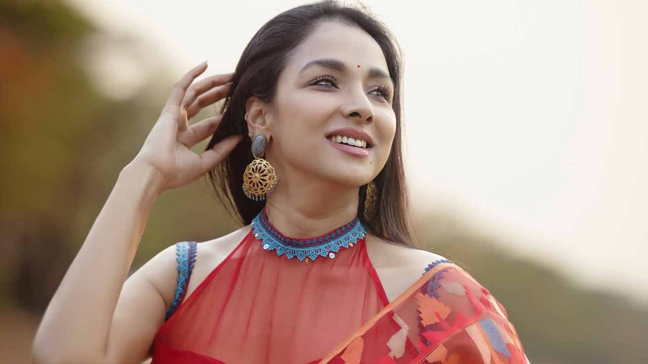 সিনেমার নায়িকা হয়ে আসছেন রুনা খান