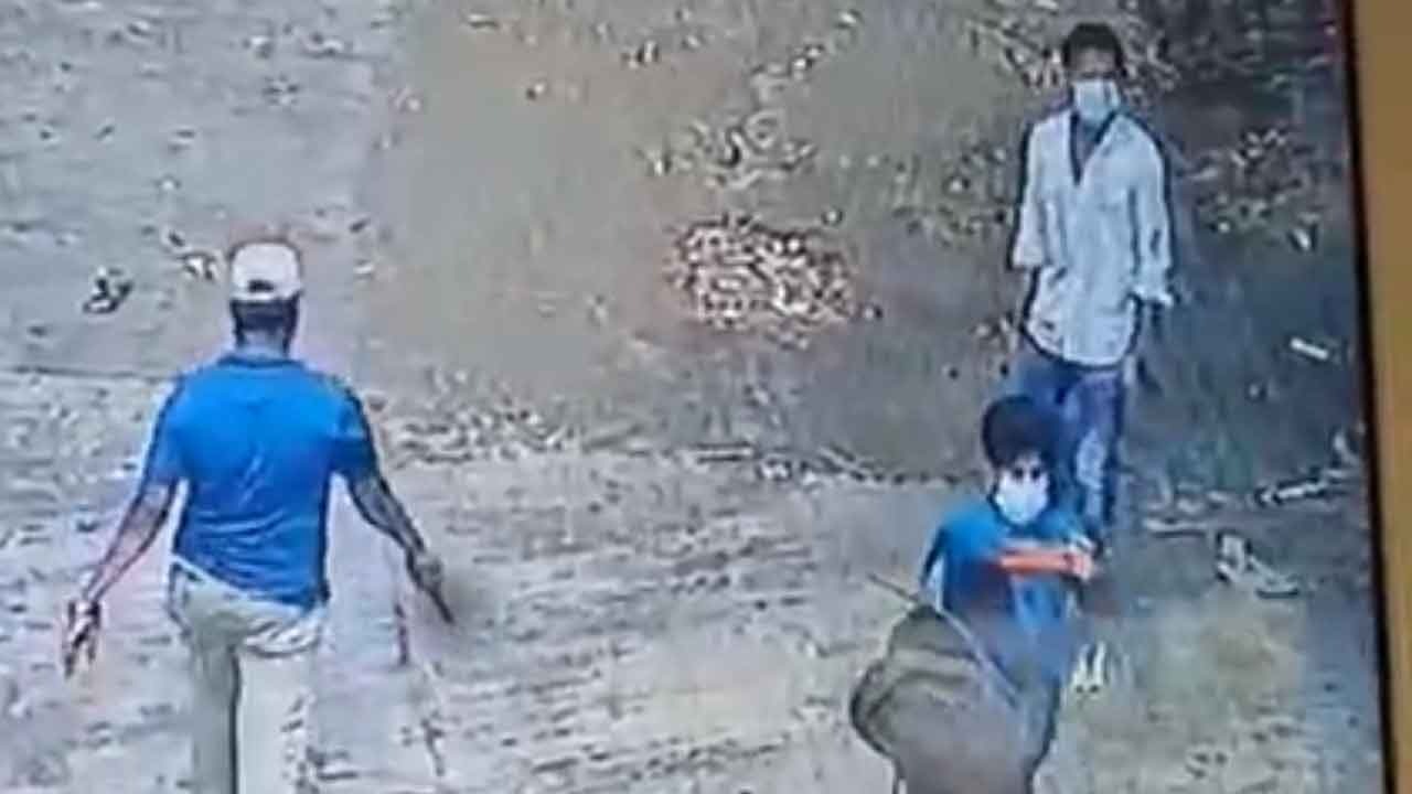 হাটহাজারীতে ব্যবসায়ীর বাড়ি লক্ষ্য করে গুলি