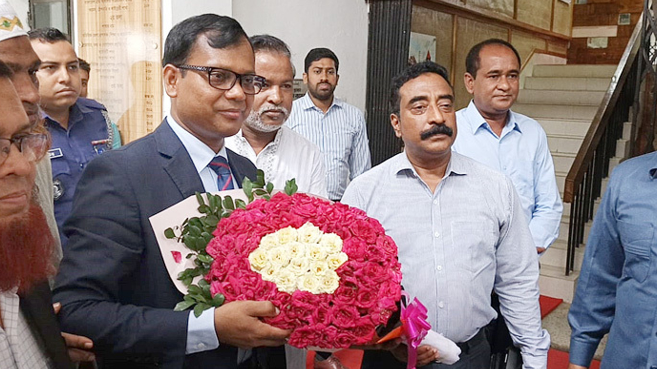 দায়িত্ব গ্রহণ করলেন সিলেটের নতুন ডিসি সারওয়ার আলম
