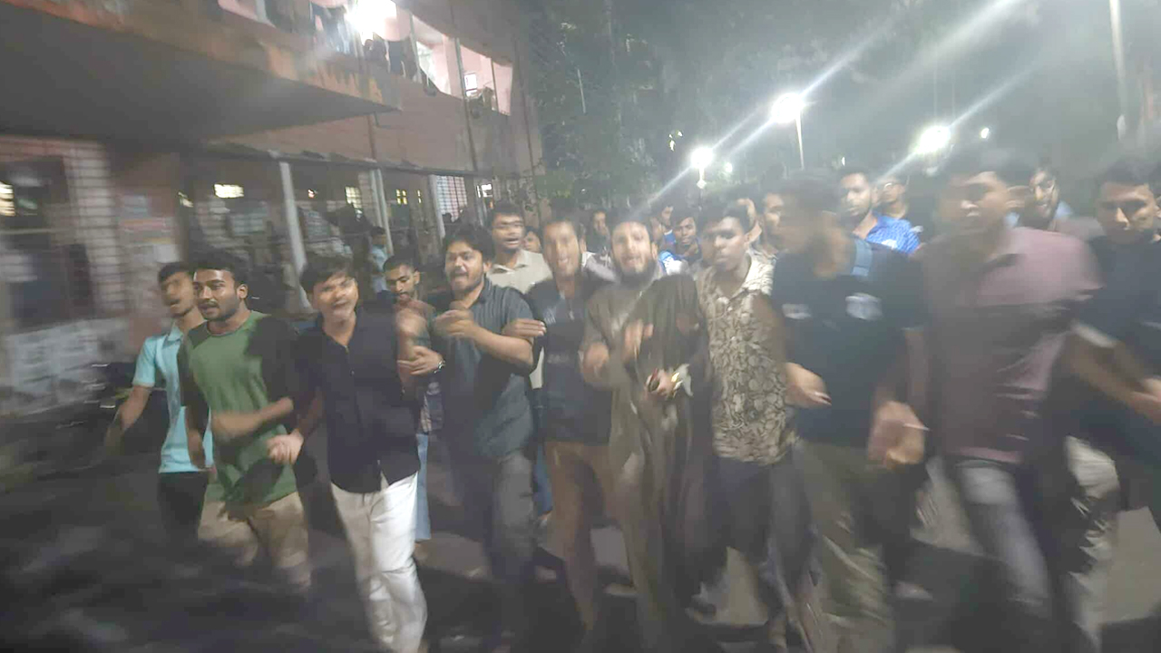 সাংবাদিককে হুমকি দেওয়ায় ছাত্রদল নেতার বিরুদ্ধে ঢাকা কলেজে বিক্ষোভ
