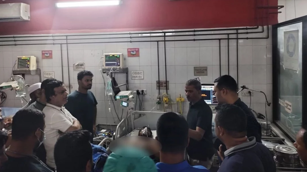 ঢাকা মেডিকেলে অবরুদ্ধ আইন উপদেষ্টা আসিফ নজরুল