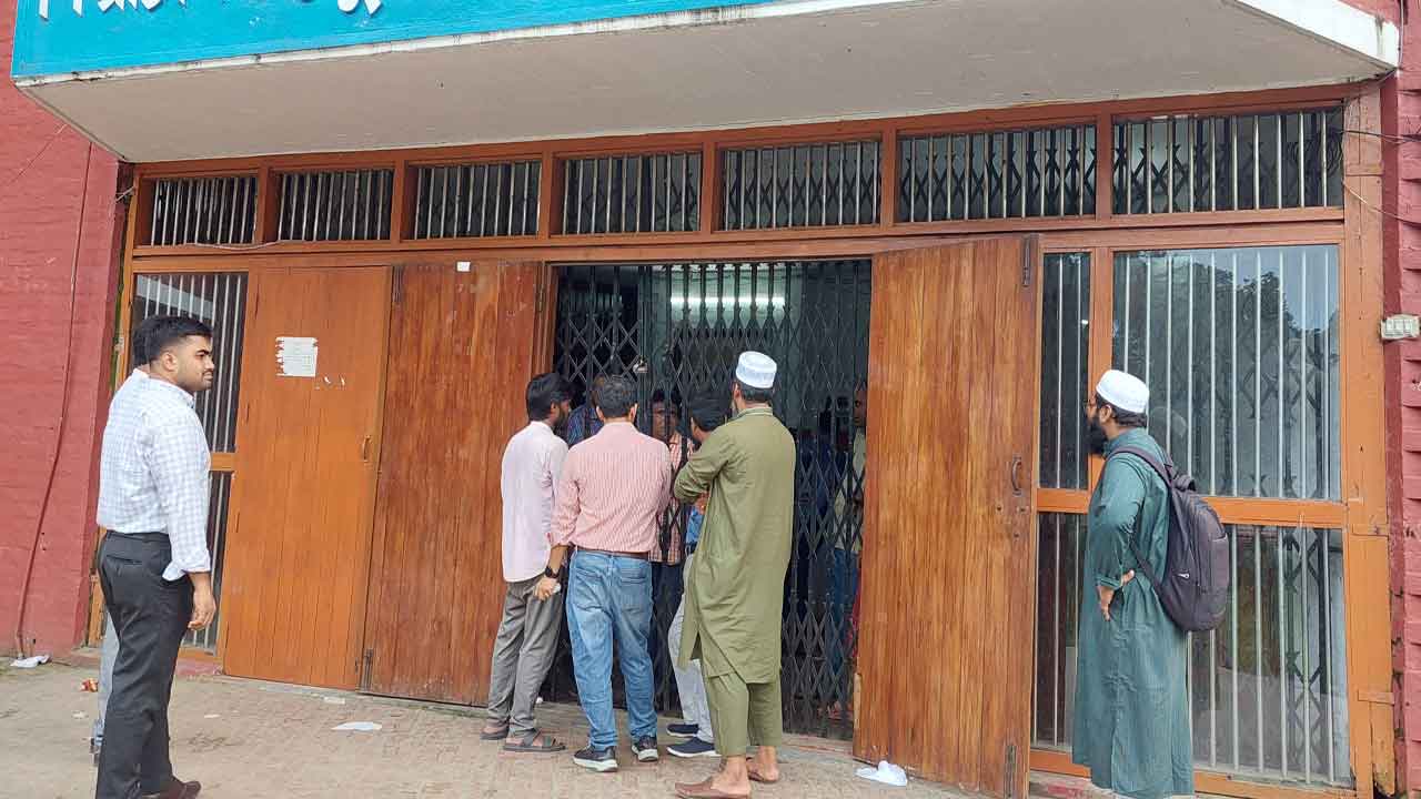 বাকৃবিতে ভিসিসহ দুই শতাধিক শিক্ষক অবরুদ্ধ&nbsp;