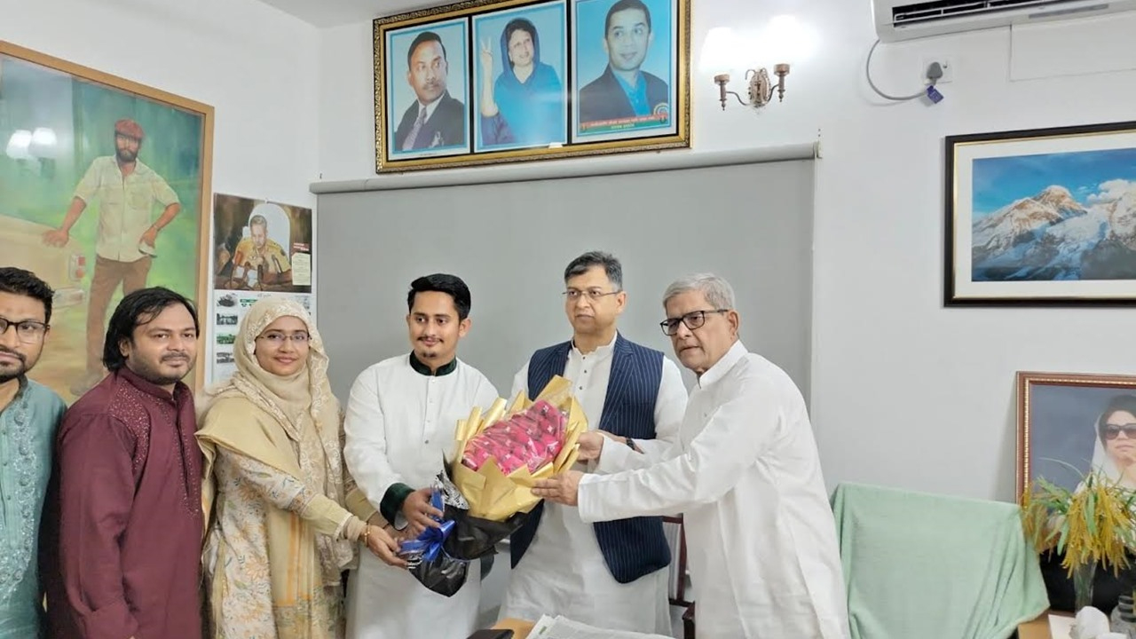 বিএনপির প্রতিষ্ঠাবার্ষিকীতে দলের মহাসচিব  মির্জা ফখরুল ইসলাম আলমগীরের হাতে ফুল তুলে দেন সারজিস