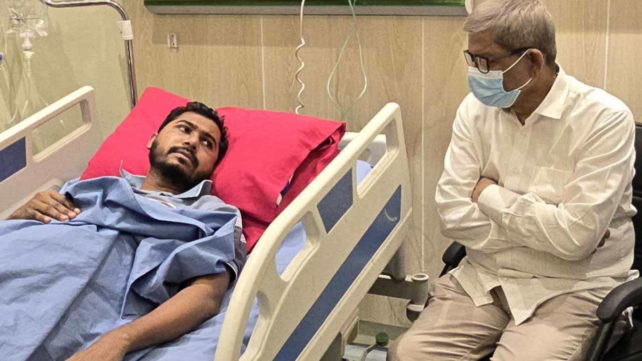 নুরুল হক নুরকে দেখতে হাসপাতালে গিয়েছেন বিএনপি মহাসচিব মির্জা ফখরুল ইসলাম আলমগীর। সংগৃহীত ছবি