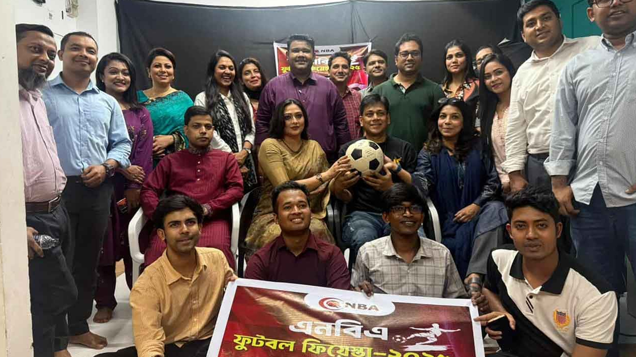 ফুটবলের লড়াইয়ে সংবাদ উপস্থাপকরা