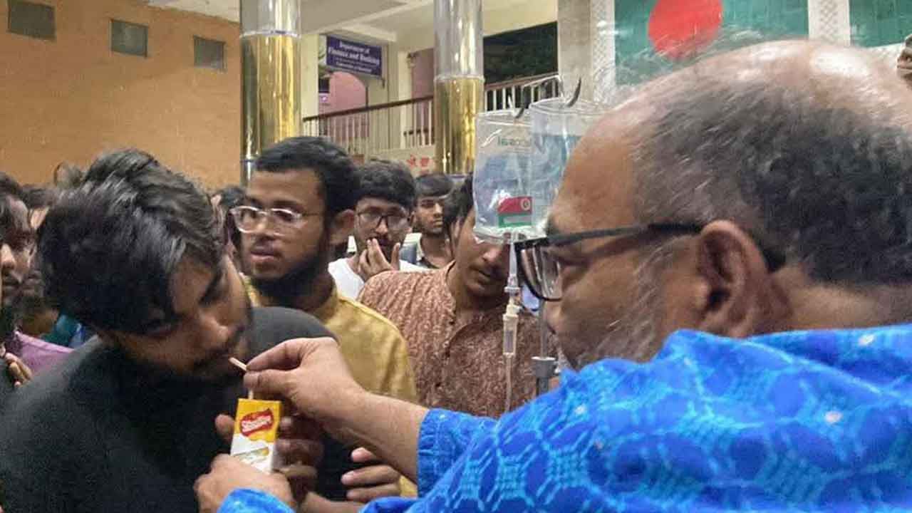 উপাচার্যের আশ্বাসে অনশন ভাঙলেন ববির আন্দোলনরত শিক্ষার্থীরা