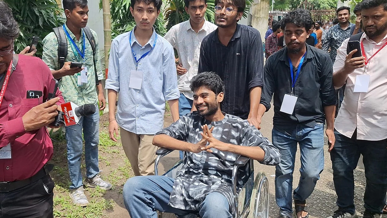 হুইলচেয়ারে ভোট কেন্দ্রে এলেন মেঘমল্লার বসু