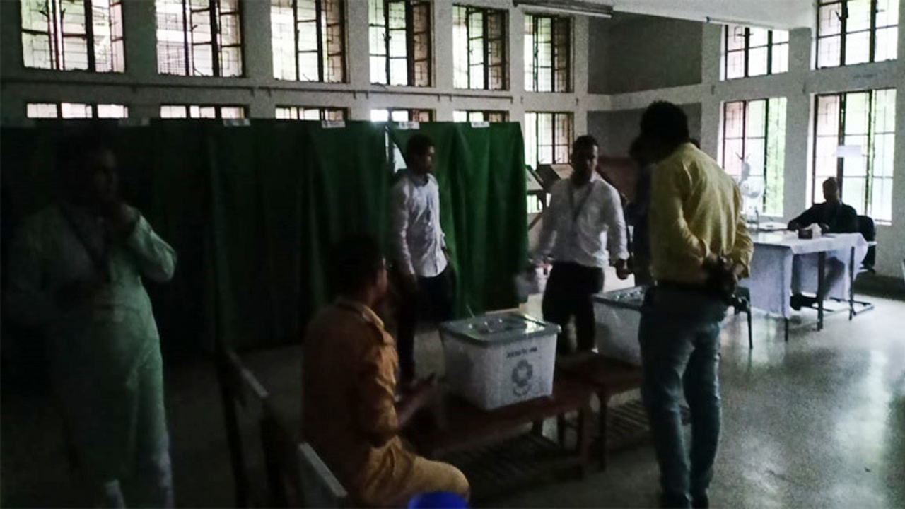 বিদ্যুৎ নেই, ১০ নম্বর হলে অন্ধকারেই চলছে ভোটগ্রহণ