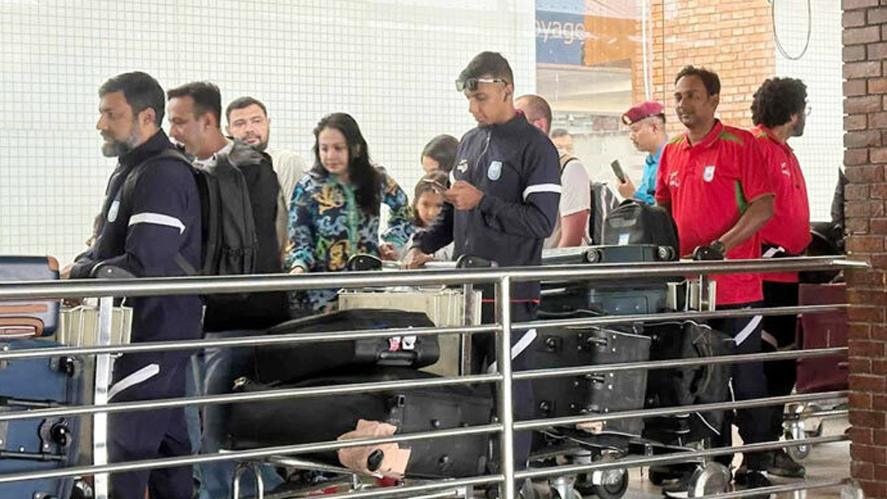 কাঠমান্ডু বিমানবন্দরে বিশেষ ফ্লাইটের অপেক্ষায় ফুটবলাররা