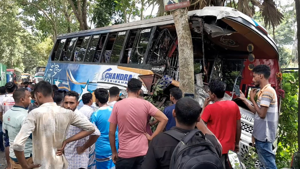 ঢাকা-বরিশাল মহাসড়কে দুই বাসের সংঘর্ষ, আহত ১৫