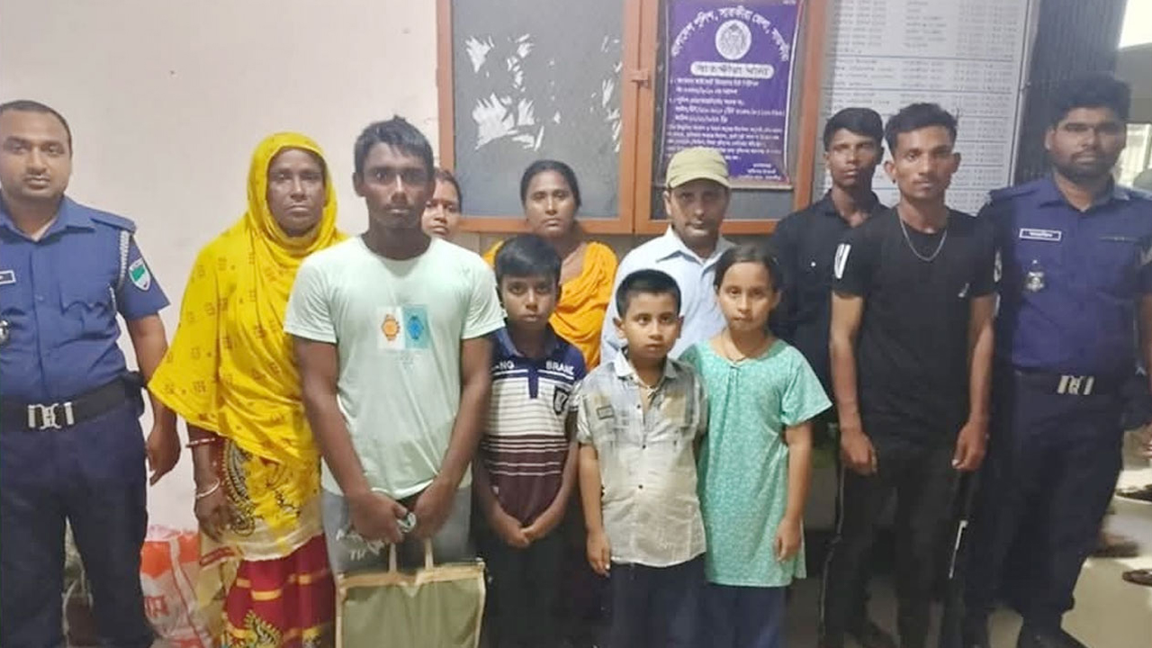 পশ্চিমবঙ্গের হাকিমপুরে আটক ১০ বাংলাদেশিকে বিজিবির কাছে হস্তান্তর