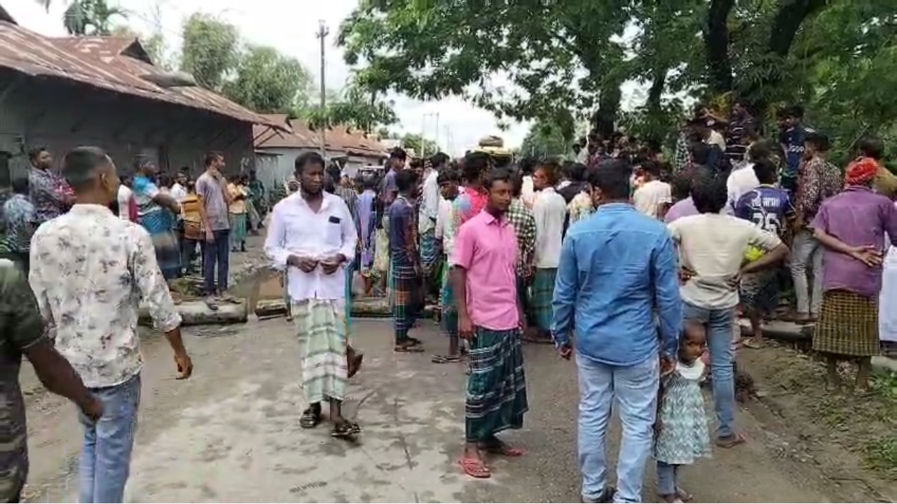 কুড়িগ্রামে সারের দাবিতে রাস্তা অবরোধ