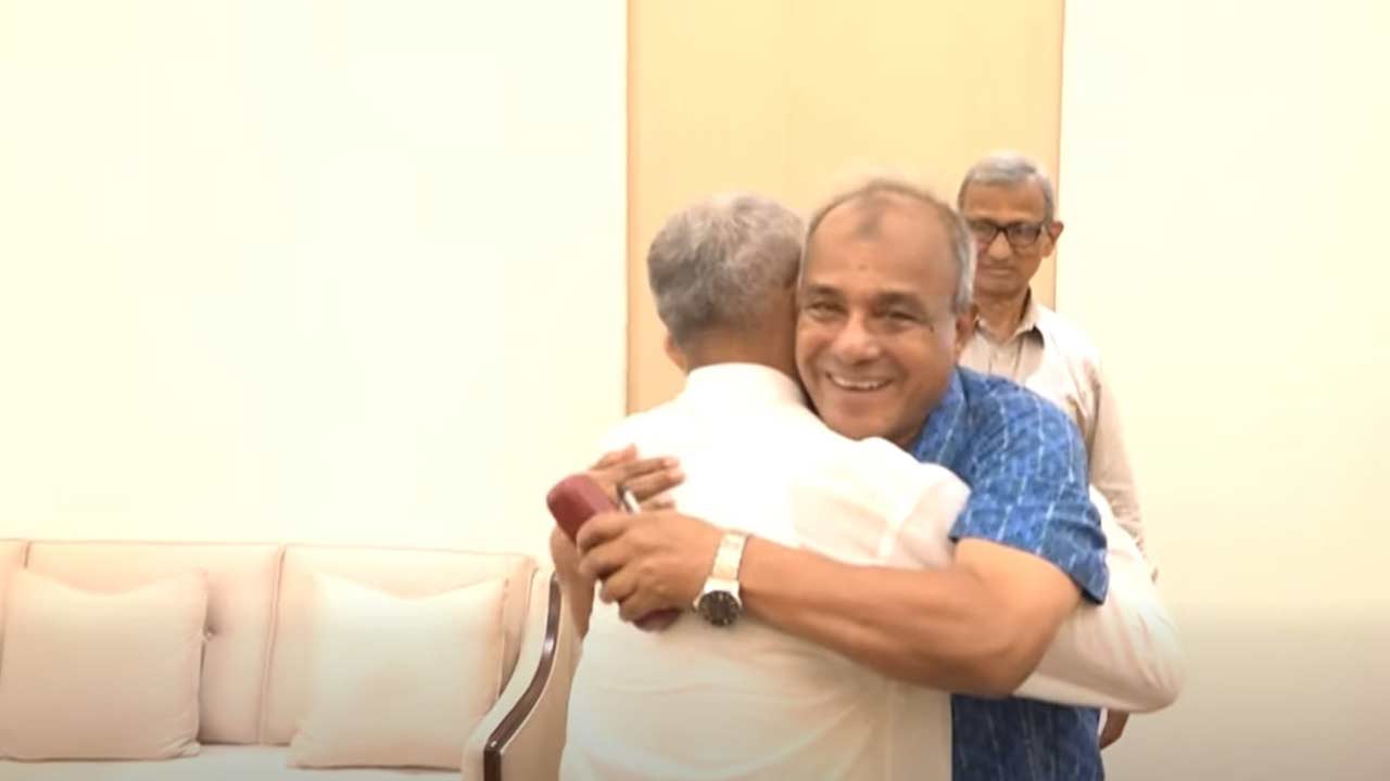 লুৎফুজ্জামান বাবরকে স্যার স্যার করে জড়িয়ে ধরলেন স্বরাষ্ট্র উপদেষ্টা