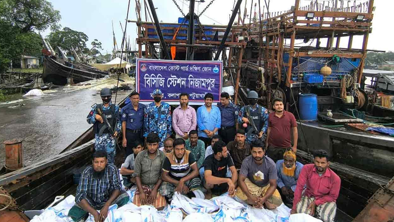 পটুয়াখালীতে অবৈধ ট্রলিং বোট ও জালসহ ১২ জেলে আটক