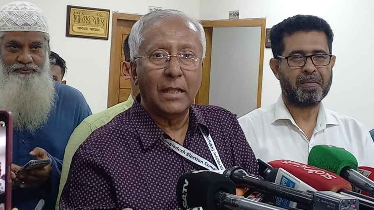 ইসি সচিব আখতার আহমেদ (ফাইল ছবি)