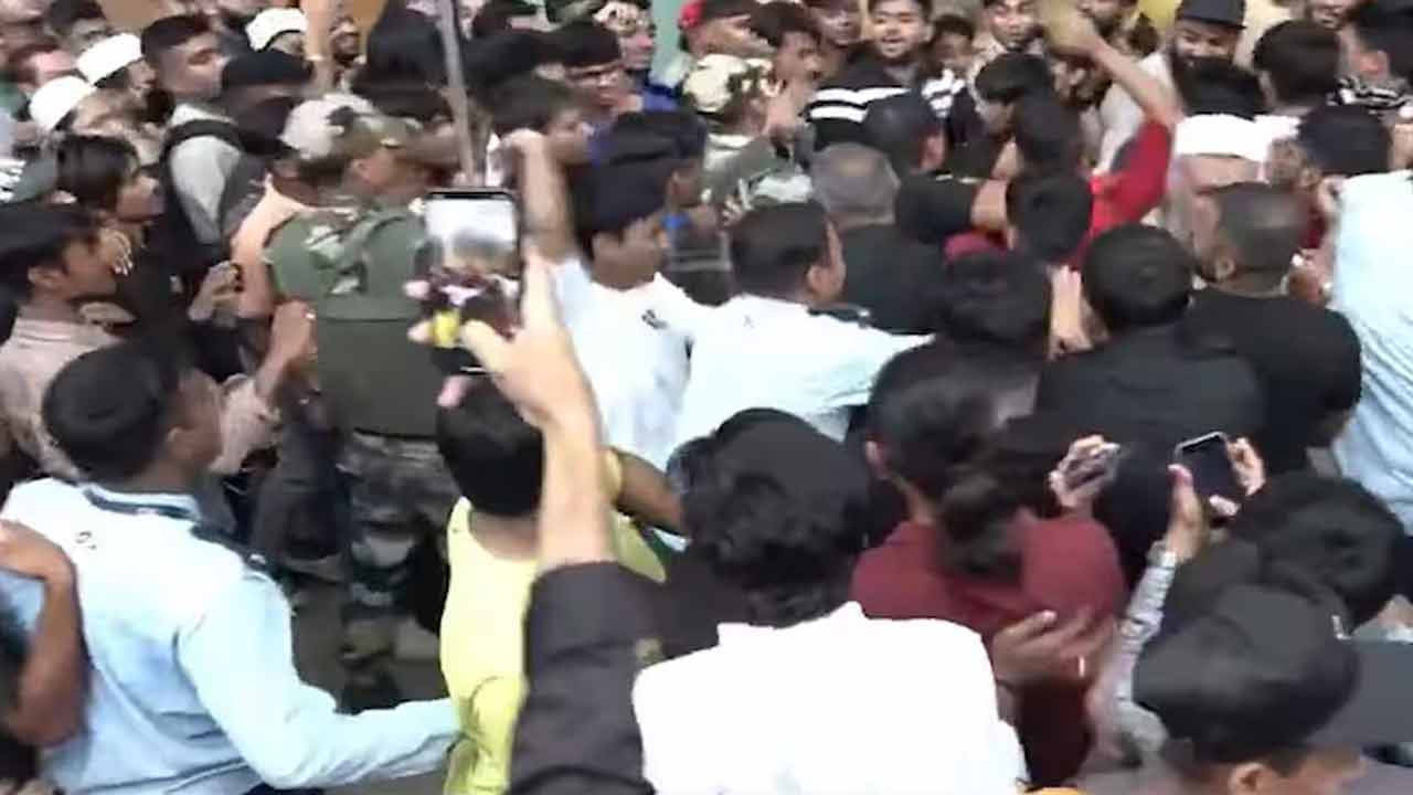 আইফোন ১৭ কেনা নিয়ে ভারতে অ্যাপল স্টোরে ব্যাপক মারামারি