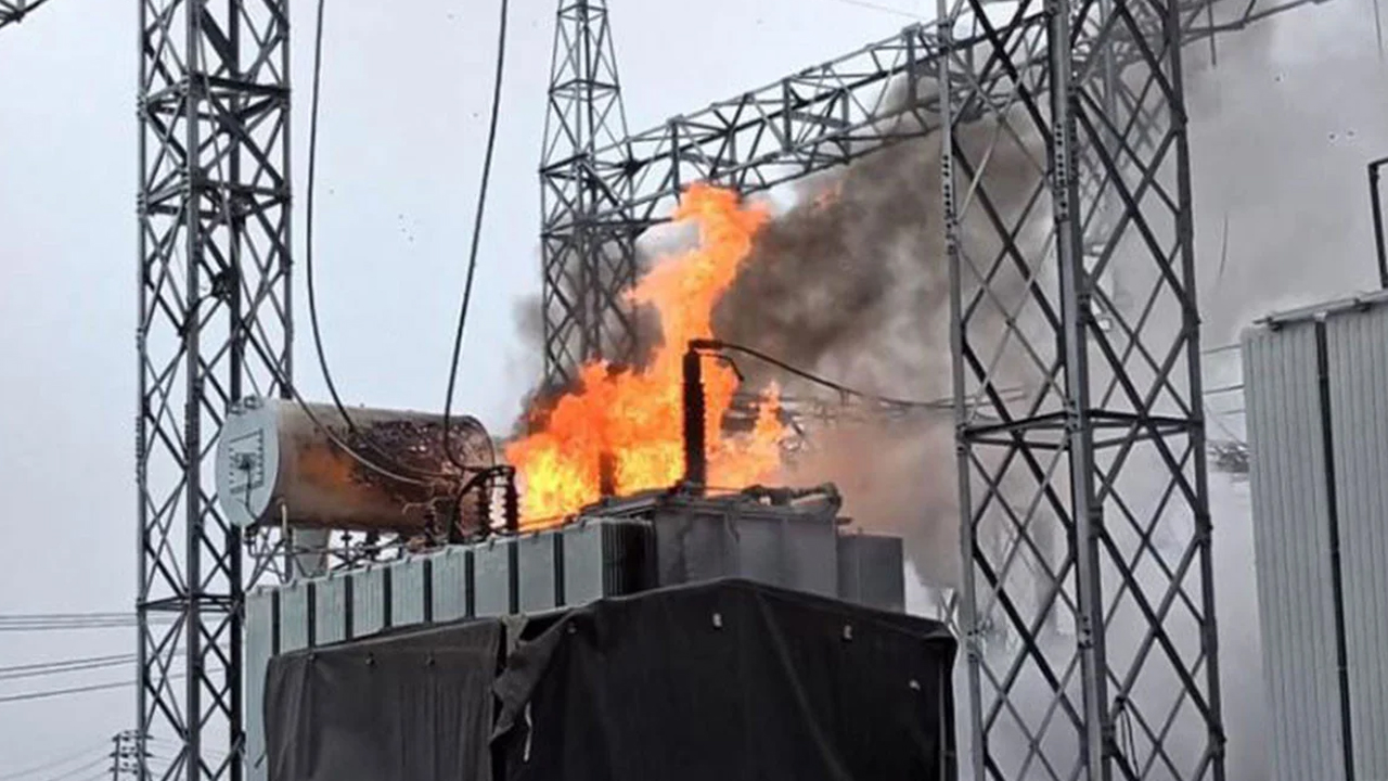 সাতক্ষীরায় পাওয়ার গ্রিড স্টেশনে আগুন, জেলাজুড়ে বিদ্যুৎ সরবরাহ বন্ধ