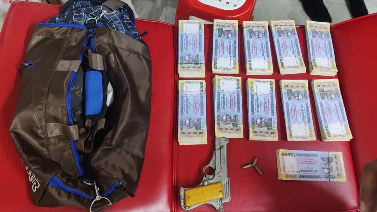 ব্রাহ্মণবাড়িয়ায় বিদেশি পিস্তল ও ১০ লাখ জাল টাকা উদ্ধার