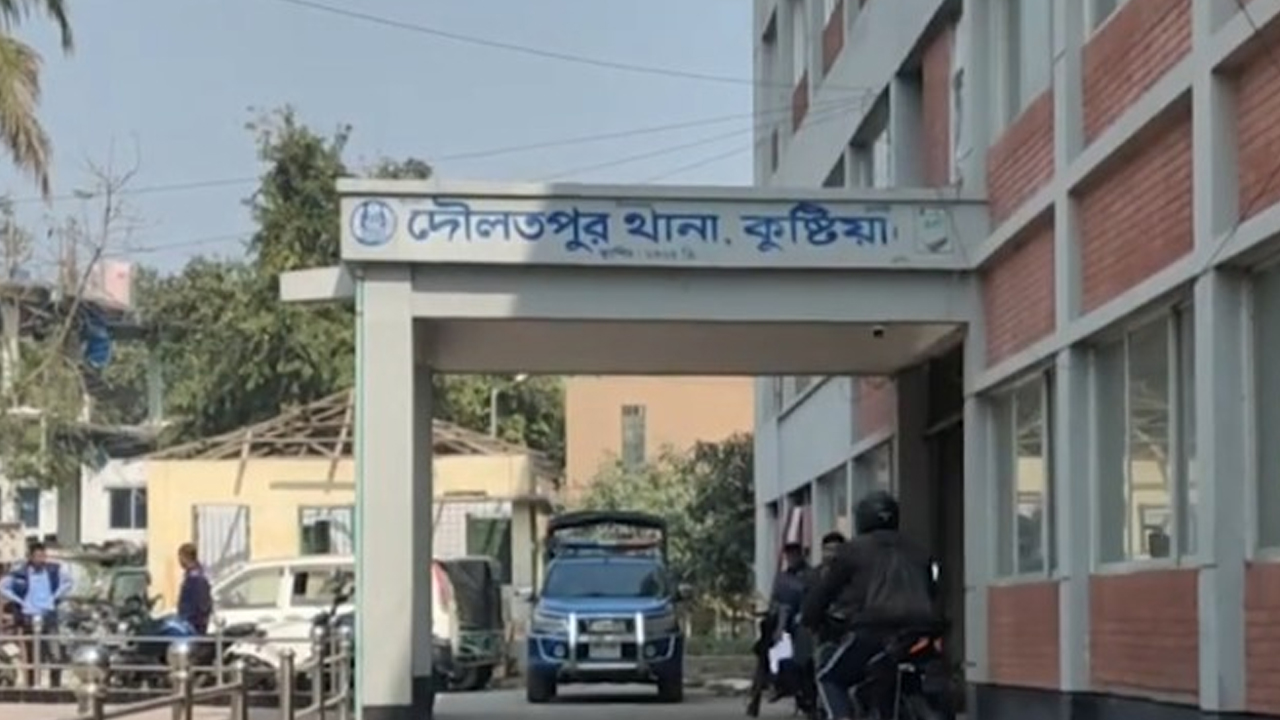 ডাকাতির সময় শিশুকে অস্ত্র ঠেকিয়ে গৃহবধূকে ধর্ষণ